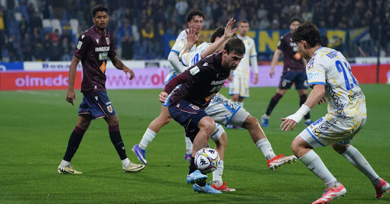 Manolo Portanova in azione nel corso della partita Reggiana-Carrarese, al "Mapei Stadium" di Reggio Emilia